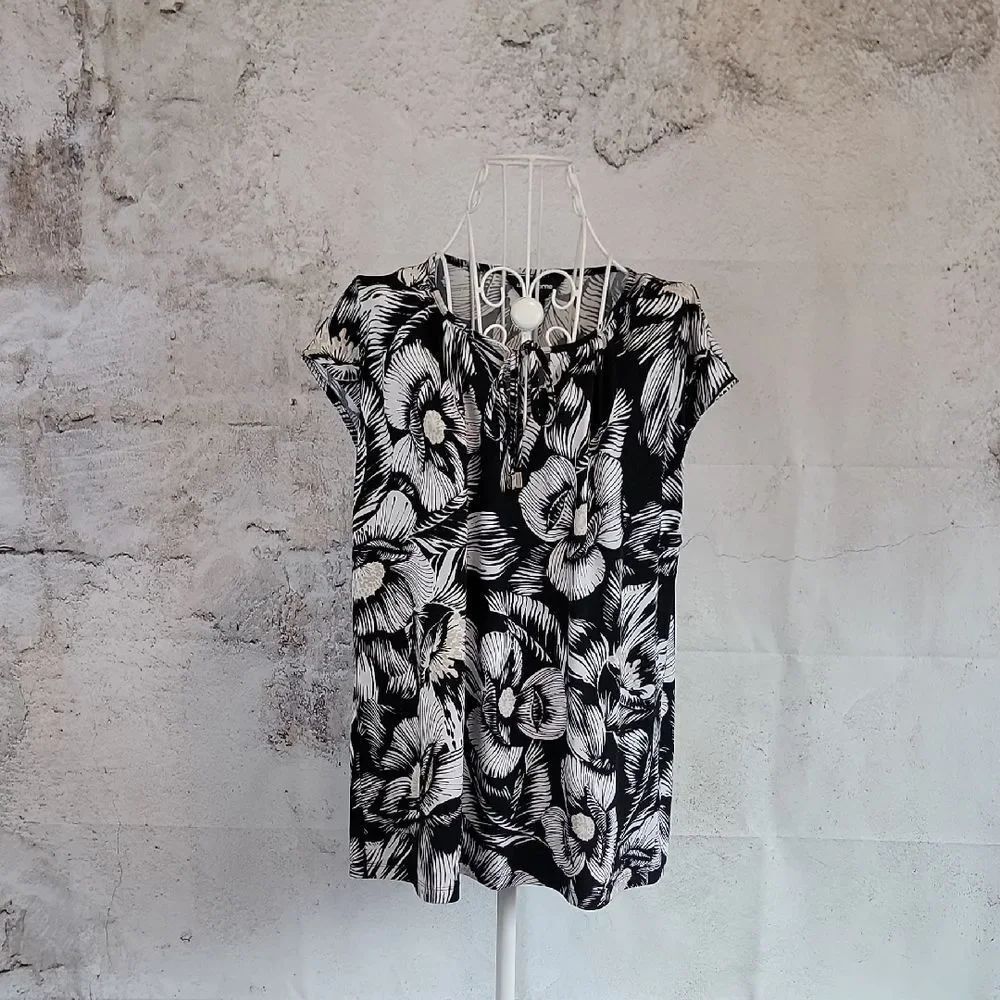 Liz Claiborne Career Floral Black and White Short Sleeve Top Womens Size XL